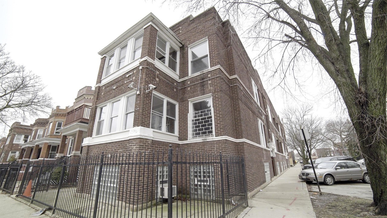 3905 W Belden Ave-Unit -1 in Chicago, IL - Building Photo