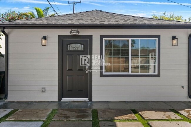 property at 940 E Anahurst Pl