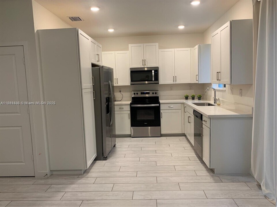 1041 SE 23rd Terrace in Homestead, FL - Building Photo