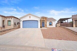 7161 N Skies in El Paso, TX - Building Photo