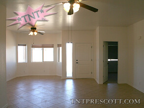 4255 W Trey Ln in Paulden, AZ - Foto de edificio - Building Photo