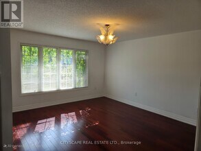 5955 Tenth Line W in Mississauga, ON - Building Photo - Building Photo