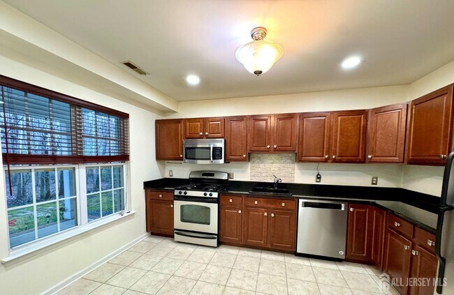 1195 Morning Glory Dr in Monroe Township, NJ - Building Photo - Building Photo