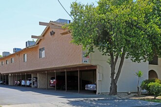 Casa Del Rio in Visalia, CA - Foto de edificio - Building Photo