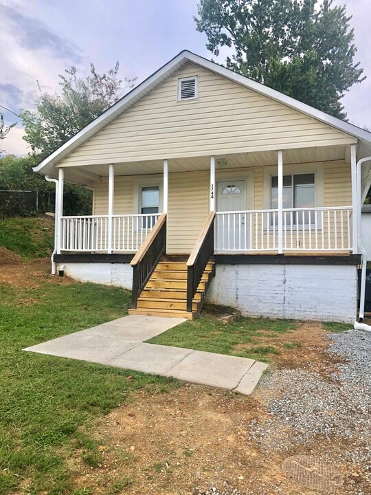 1744 McGee St in Kingsport, TN - Foto de edificio