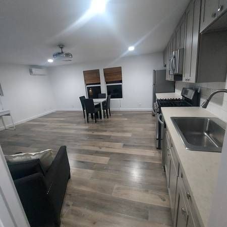 445 E Francis St in Corona, CA - Foto de edificio - Building Photo