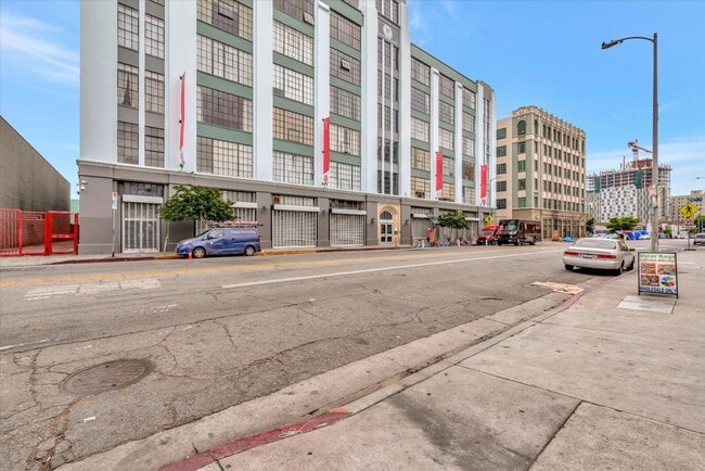 420 San Pedro St in Los Angeles, CA - Foto de edificio - Building Photo