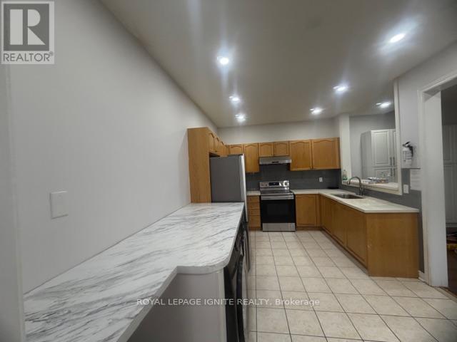 110 Pantomine Blvd in Brampton, ON - Building Photo - Building Photo