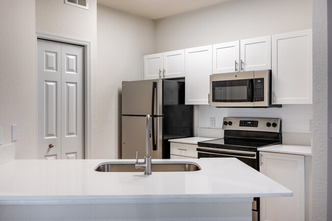 Portofino Apartments in Tampa, FL - Building Photo - Building Photo
