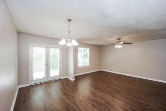 1315 Maple Valley Ct in Union City, GA - Foto de edificio - Building Photo