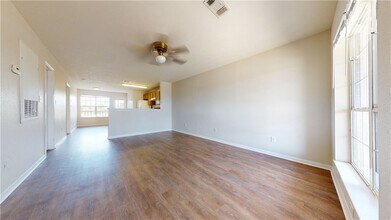 1509 Hollow Hill Dr in Bryan, TX - Foto de edificio - Building Photo