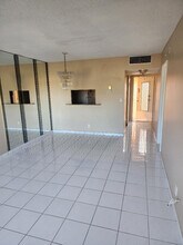 5031 W Oakland Park Blvd in Lauderdale Lakes, FL - Building Photo - Building Photo