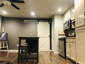 1509 W Pearl St, Unit 202 in Granbury, TX - Foto de edificio - Building Photo