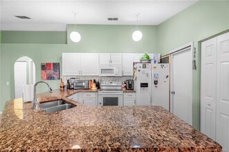 556 SW Buswell Ave in Port St. Lucie, FL - Foto de edificio - Building Photo