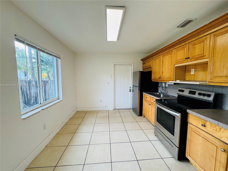 2540 NE 181st St-Unit -1 in North Miami Beach, FL - Building Photo