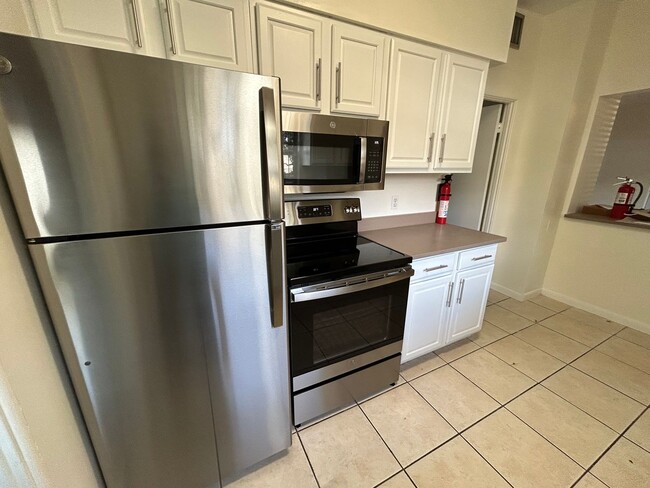 Nice 3 bedroom 2 bathroom House In Apopka in Apopka, FL - Foto de edificio - Building Photo