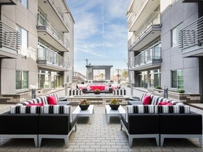 Linear Apartment Homes in Phoenix, AZ - Foto de edificio - Building Photo