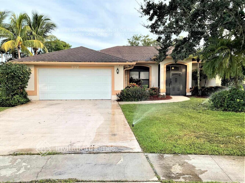 102 Royal Ct in Royal Palm Beach, FL - Building Photo