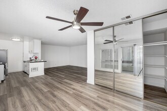 Ridgegate Apartments in Northridge, CA - Foto de edificio - Interior Photo