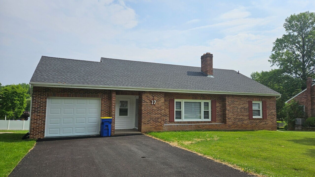 17 Charles Ave in Stewartstown, PA - Building Photo
