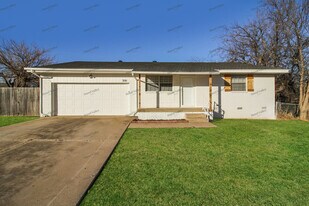 301 Fay Ave in Yukon, OK - Building Photo