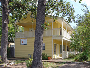 Oakplace Apartments in Austin, TX - Building Photo - Building Photo