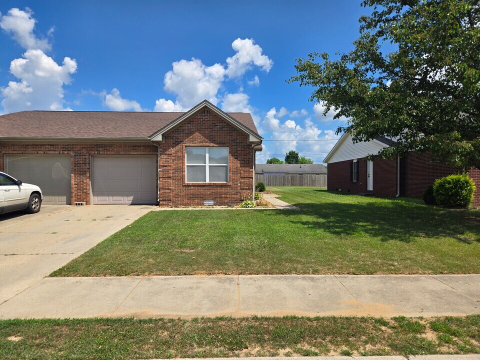 817 Emma Dr in Seymour, IN - Building Photo