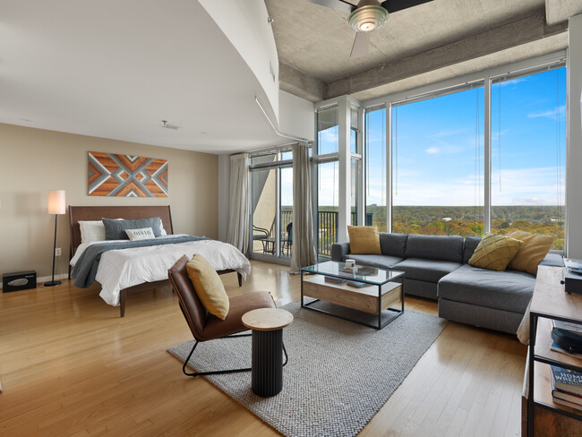 property at 923 Peachtree St NE