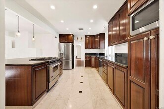 18930 Wells Dr in Los Angeles, CA - Building Photo - Building Photo