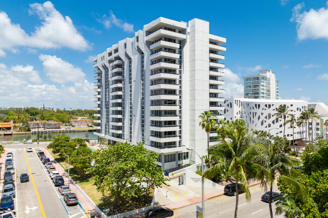 Portugal Towers Condominiums in Miami Beach, FL - Building Photo - Building Photo