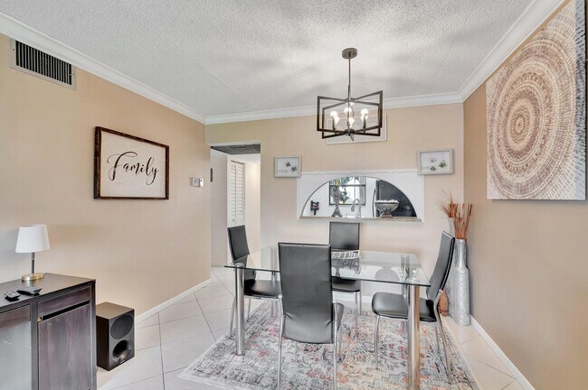 7101 Golf Colony Ct in Greenacres, FL - Building Photo - Building Photo