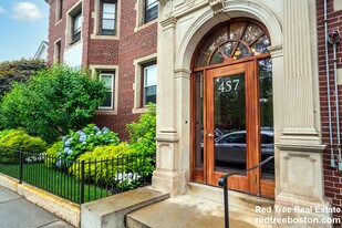 457 Centre St in Newton, MA - Building Photo