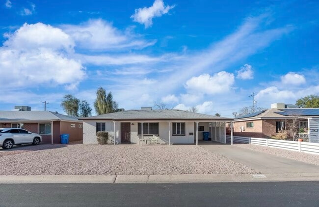 2340 W Mitchell Dr in Phoenix, AZ - Foto de edificio - Building Photo