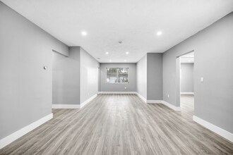 645 NE 149th St in Miami, FL - Foto de edificio - Building Photo