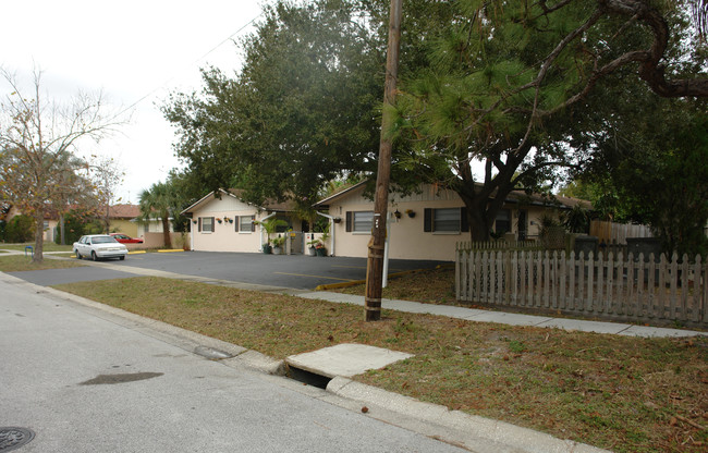 605 92nd Ave N in St. Petersburg, FL - Foto de edificio - Building Photo