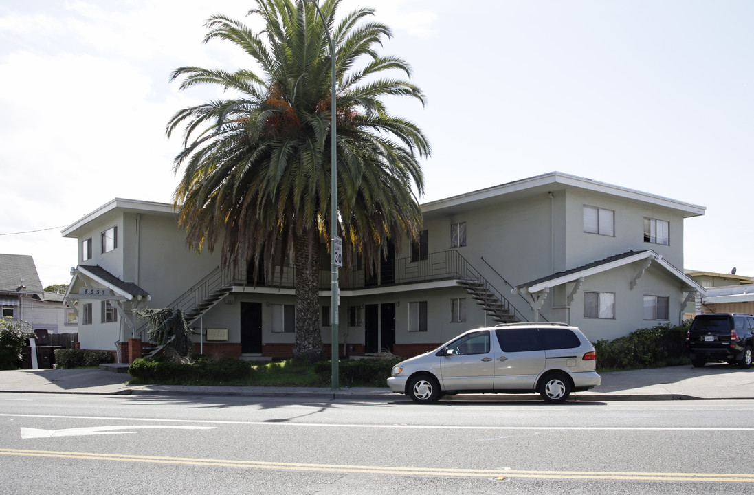 5555 Bancroft Ave in Oakland, CA - Foto de edificio