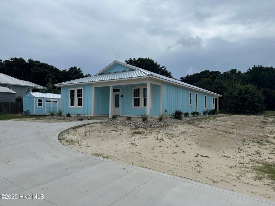 131 Fir St in Cedar Point, NC - Foto de edificio