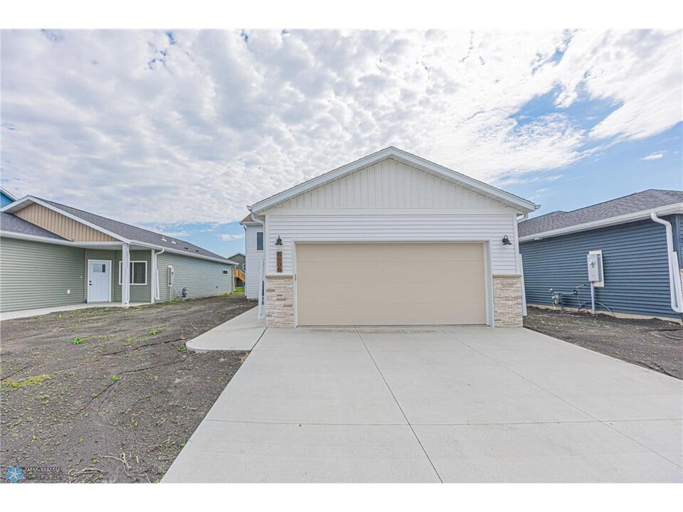 6747 66th Ave S in Horace, ND - Building Photo