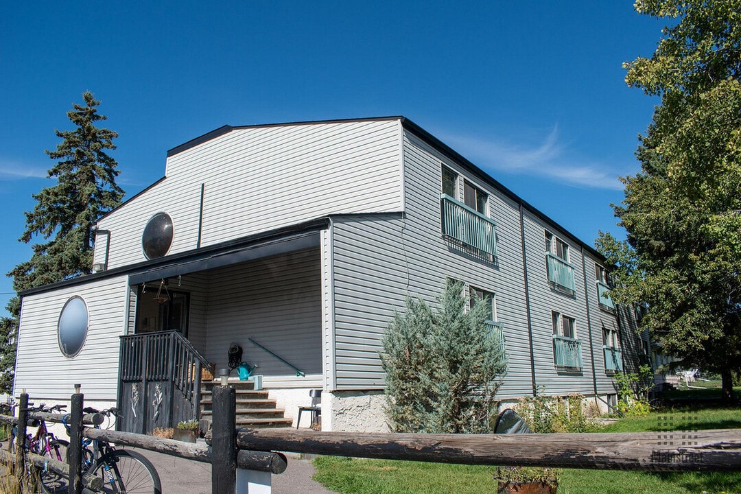 Cochrane House Apartments in Cochrane, AB - Building Photo