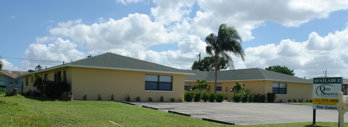 129 SE 23rd Pl in Cape Coral, FL - Foto de edificio