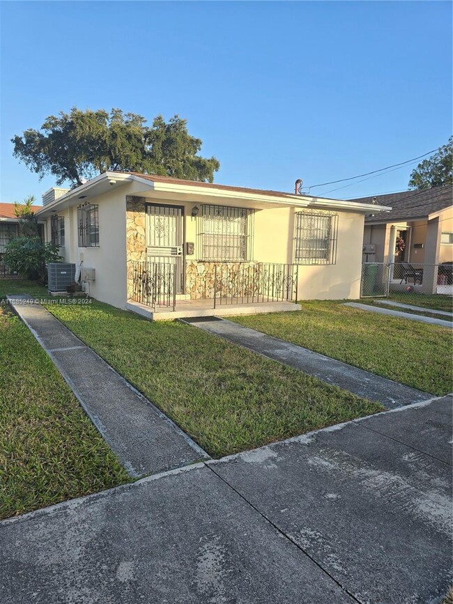 2723 SW 31st Pl in Miami, FL - Building Photo - Building Photo