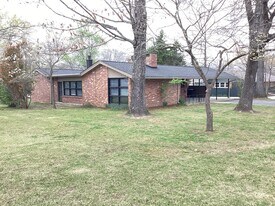 404 Edgewood Dr in Tullahoma, TN - Building Photo