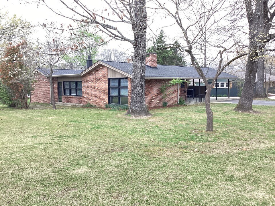 404 Edgewood Dr in Tullahoma, TN - Building Photo