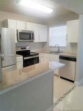 8350 Sunrise Lakes Blvd-Unit -201 in Sunrise, FL - Foto de edificio - Building Photo