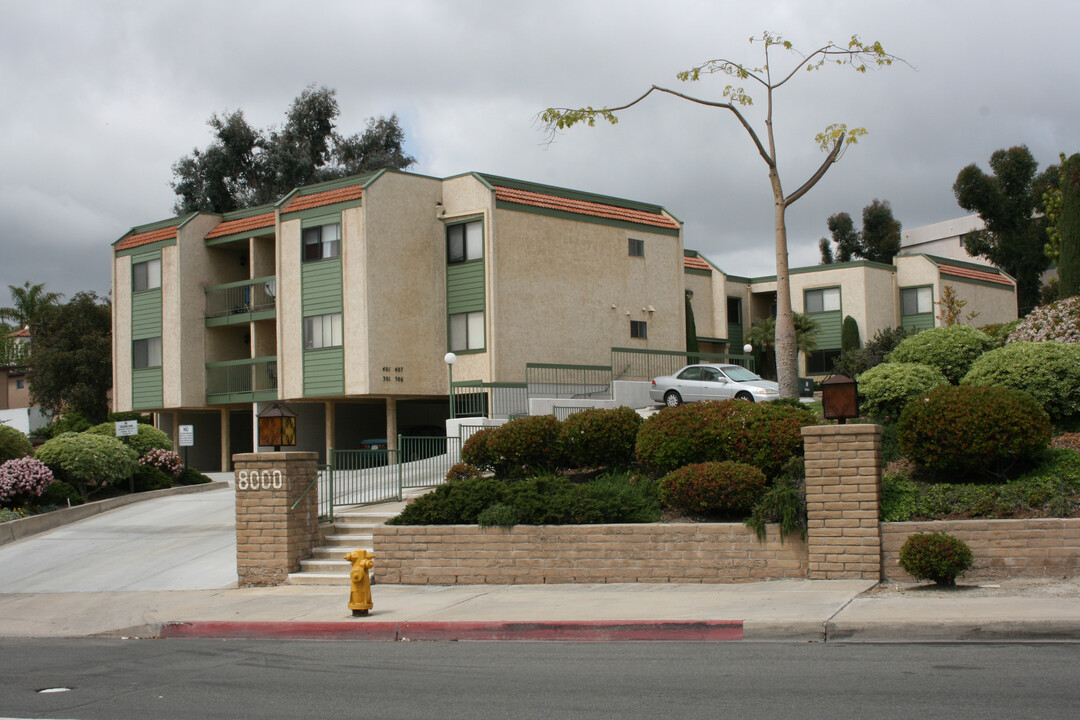 8000 University Ave, Unit 303 in La Mesa, CA - Foto de edificio