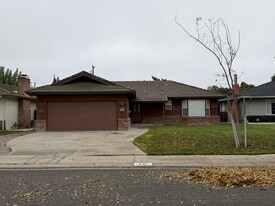 221 S 7th St in Patterson, CA - Building Photo