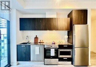 50 Charles St E in Toronto, ON - Building Photo - Building Photo