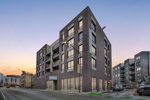 680 N Milwaukee Ave, Unit 402 in Chicago, IL - Building Photo