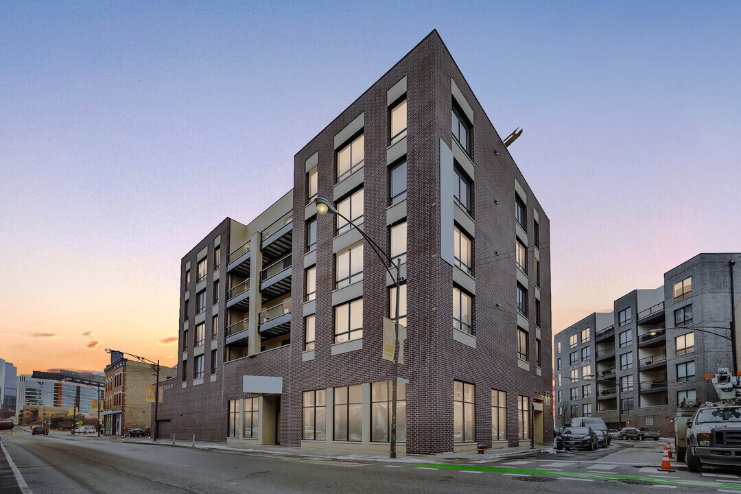 680 N Milwaukee Ave, Unit 402 in Chicago, IL - Building Photo