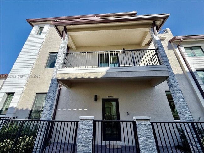 4803 NW 83rd Ct in Doral, FL - Foto de edificio - Building Photo